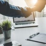 Geschäftsleute schütteln Hände